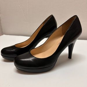 Marc Fisher women’s black closed toe heels~ 6